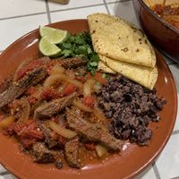Bistec a la Mexicana with Black Beans