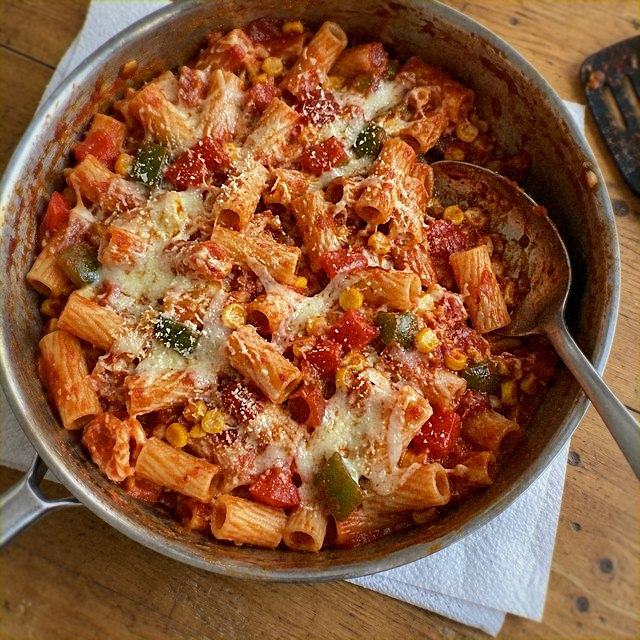 Veggie Pizza Pasta with Peppers, Sweetcorn and Mozzarella